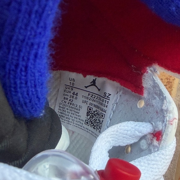 Size 10 Men’s And Women’s 11.5 -Jordan 5 Athletic Shoes in White, Red, and Black - Picture 7 of 7